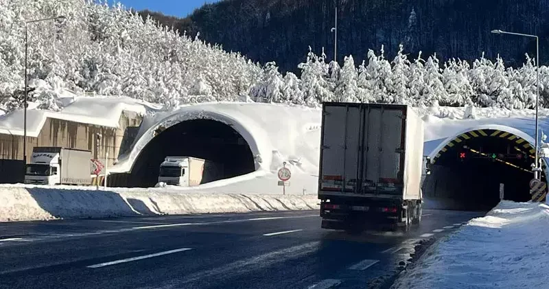 Bolu Dağı nda kar kesildi, ulaşım normale döndü