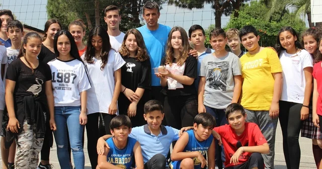 Öğrencilerine olan sevgisiyle bilinen Mücahit öğretmen, şarkılarla anılıyor İzmir Haberleri