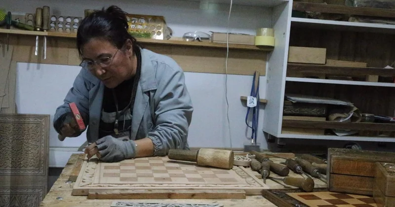 Depremde zarar gören okul sıraları satranç takımına dönüştürüldü