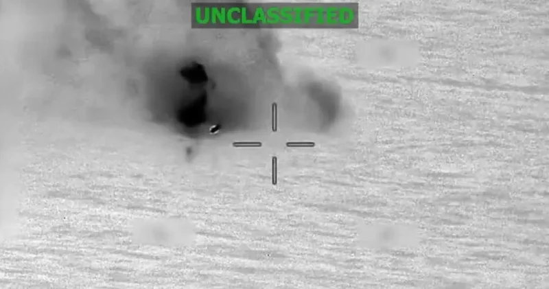 ABD bir gemiyi daha vurdu: Patlama anı paylaşıldı