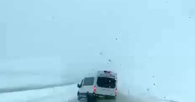 Siirt’te minibüsün kıl payı atlattığı kaza kamerada