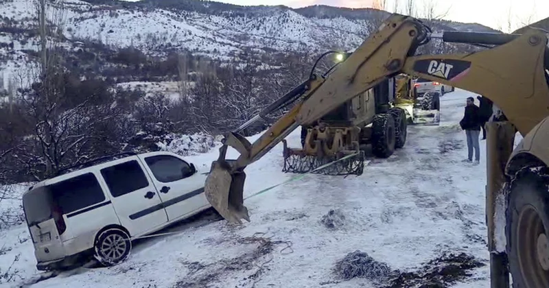 Karda mahsur kalan araç ekiplerin yardımıyla kurtarıldı
