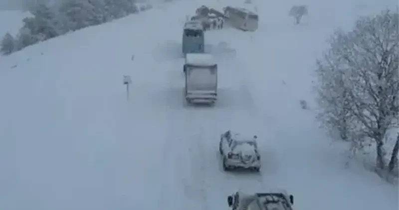 Kastamonu da kabus: Yolcu otobüsü ve minibüs kara saplandı Kastamonu Haberleri