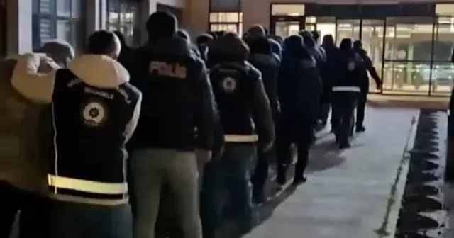 Afyonkarahisar’da DEAŞ bağlantılı 9 kişi dahil 62 yabancı uyruklu sınır dışı edildi VİDEO İZLE