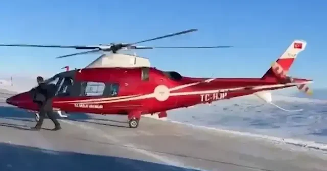 Ambulans helikopter, kar nedeniyle yolda kalan hasta için havalandı VİDEO İZLE