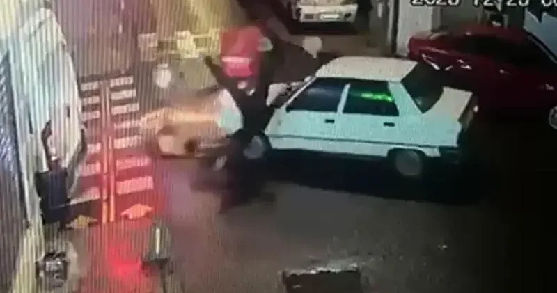 Kazadan sonra yerde yatan sürücüyü kontrol edip olay yerinden kaçtı; o anlar kamerada