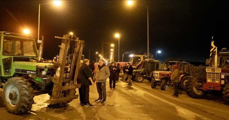 Eylemci çiftçiler, milletvekili ofislerine saman ve gübre bıraktı