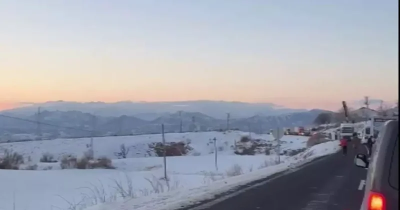 Diyarbakır’da tır devrildi, yol ulaşıma kapandı