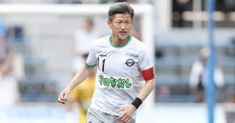 Dünyanın en yaşlı futbolcusu, yeni takımına imzayı attı