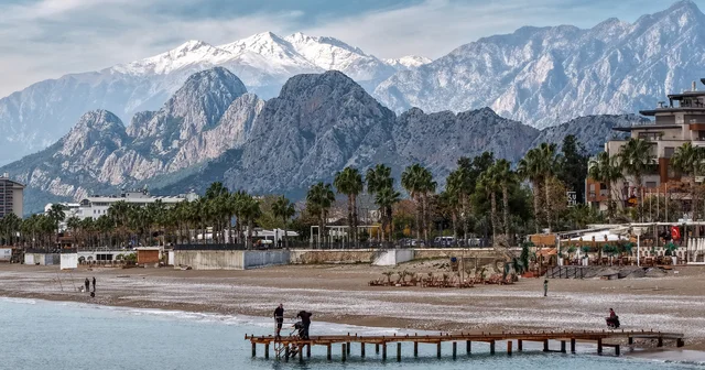 Karlı dağ manzarasında sahil keyfi Antalya Haberleri