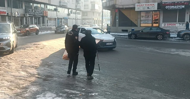 Kardan kayganlaşan yolda yürüyemeyen görme engelliyi markete polis götürdü Batman Haberleri