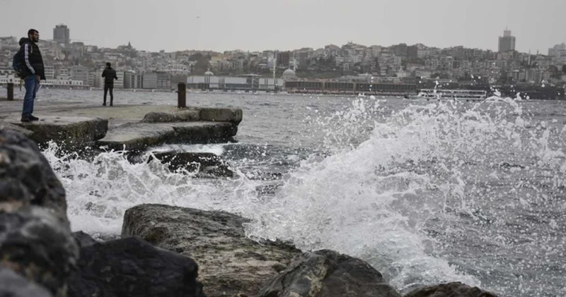 Fırtına İstanbul u vurdu: Marmara da deniz seferleri durdu