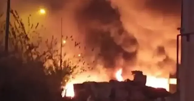 Adana da geri dönüşüm fabrikasında yangın: Kontrol altına alındı VİDEO İZLE