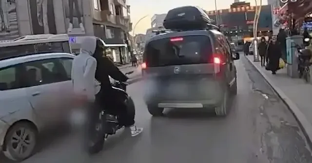 Gebze de garip kavga kamerada: Aracını tekmeleyen motosikletli ezmeye çalıştı VİDEO İZLE
