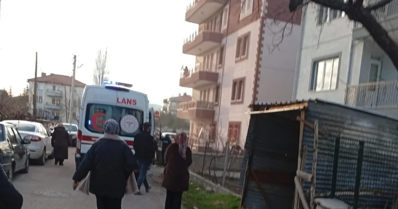 Yangın apartmanın giriş katını sardı, anne ve 3 çocuğu dumandan etkilendi Sözcü Gazetesi