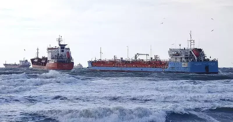 Bakırköy açıklarında açıklarında birbirine temas eden iki tankerden biri kurtarıldı