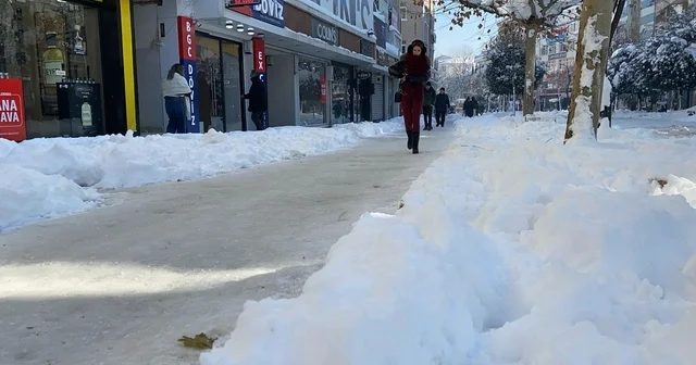 Bolu da yollar buz tuttu, vatandaşlar zor anlar yaşadı Bolu Haberleri