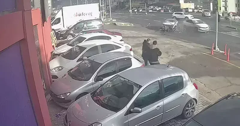 Zonguldak’ta iki otomobilin çarpıştığı kaza kamerada: 7 yaralı