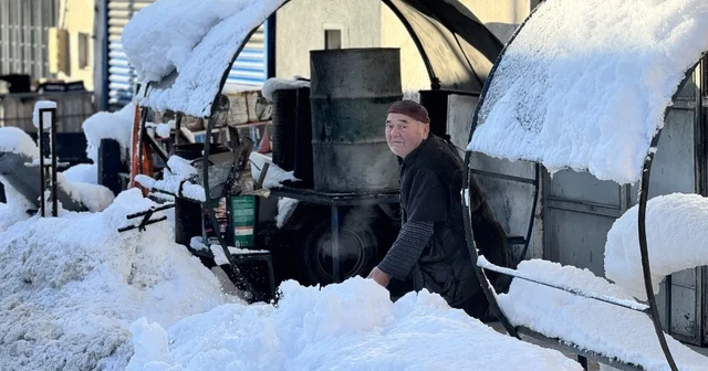 Kar yağışı durdu, esnafın mücadelesi başladı Dükkanlarının önü karla kaplanan esnaflar temizlik çalışması yapıyor Karabük Haberleri