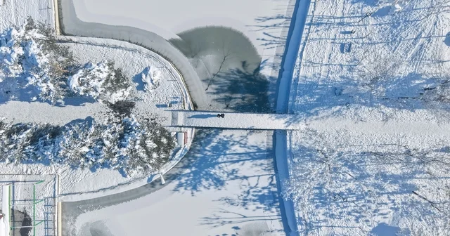 Muş ta eksi 28 derece: Göletler dondu, çatılarda buz sarkıtları oluştu Muş Haberleri