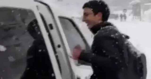 Karda mahsur kalan öğrencilerin yardımına polis ekipleri koştu VİDEO İZLE