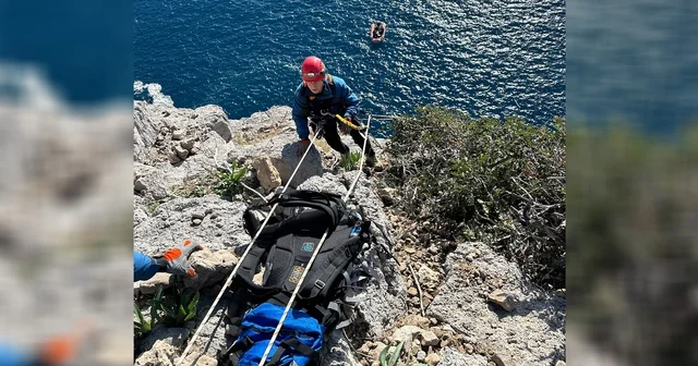 Mersin de sarp kayalıklarda mahsur kalan keçi nefes kesen operasyonla kurtarıldı Mersin Haberleri