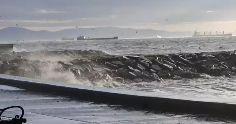 Fırtına nedeniyle Adalar da vapur engeli