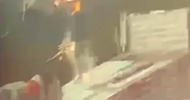 Tırdan yük indiren şahsa yıldırım isabet ettiği anlar kamerada Hatay Haberleri