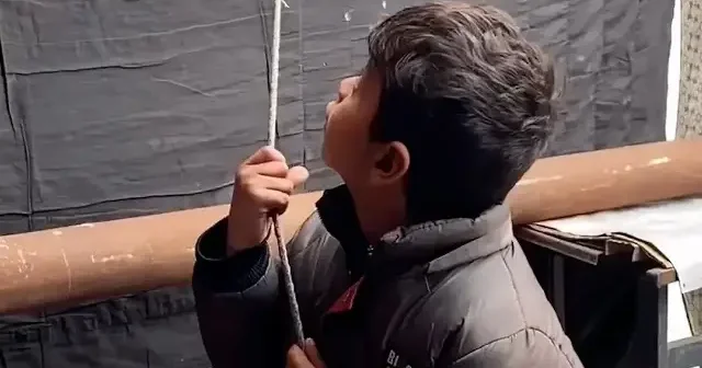 Gazzeli çocuk çadır uçmasın diye saatlerce ip tuttu VİDEO İZLE