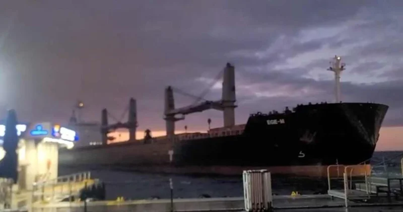 Boğaz da tehlikeli dakikalar! Dümen arızası yaşayan gemi Ahırkapı ya demirletildi