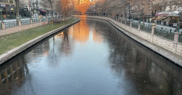 Porsuk Çayı nın yüzeyinde buz tabakası oluştu Eskişehir Haberleri