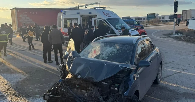 Servis aracıyla otomobil çarpıştı, 18 kişi yaralandı Afyonkarahisar Haberleri