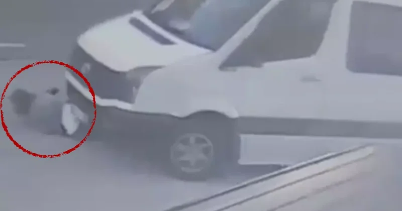 Servis minibüsüyle kadını altına alıp sürükledi! Durmadan yoluna devam etti