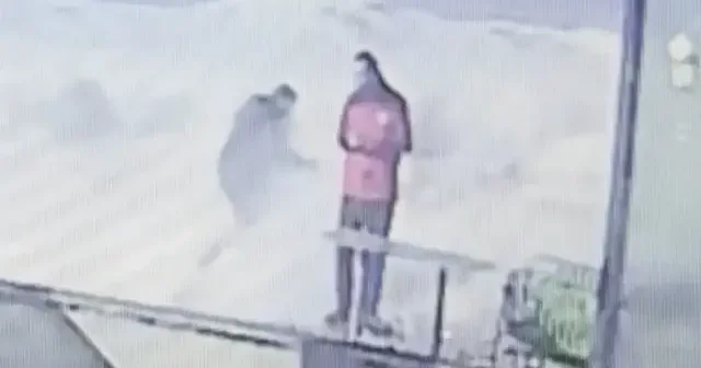 Artvin de dev dalgaları görüntülemek isteyen kişi sırılsıklam oldu VİDEO İZLE