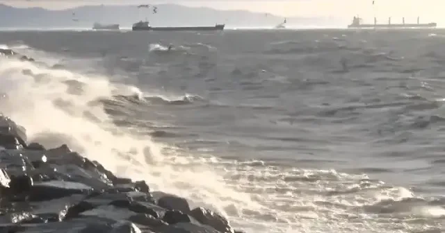 Şiddetli fırtına İstanbul’u vurdu: Dalgalar sahili dövdü VİDEO İZLE