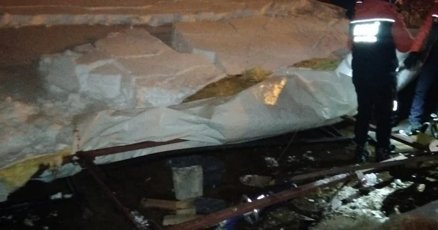 Van da ahır çöktü, 5 küçükbaş hayvan telef oldu Van Haberleri