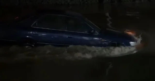 Sel sularında gemi gibi ilerledi İzmir de ilginç anlar: Otomobil gemi gibi yüzdü İzmir Haberleri