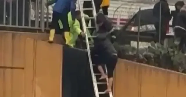 Sağanak yağış alt geçidi vurdu: Yolcular minibüsün üstüne çıkıp kurtarılmayı beklediler VİDEO İZLE