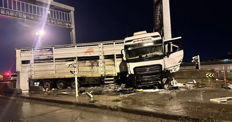 Hatay da otoyol gişelerinde direğe çarpan TIR da yangın çıktı