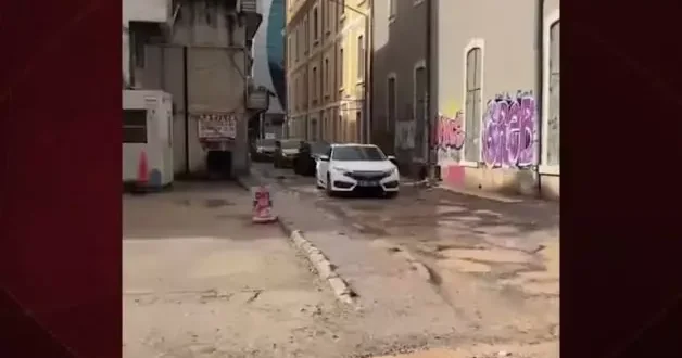 İzmir de yolların hali yok artık dedirtti: Köstebek yuvasına döndü!