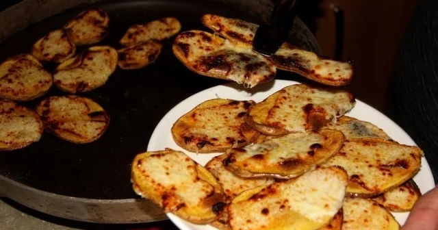 Erzincan da soğuk kış gecelerinin sıcak lezzeti kaşarlı patates Erzincan Haberleri