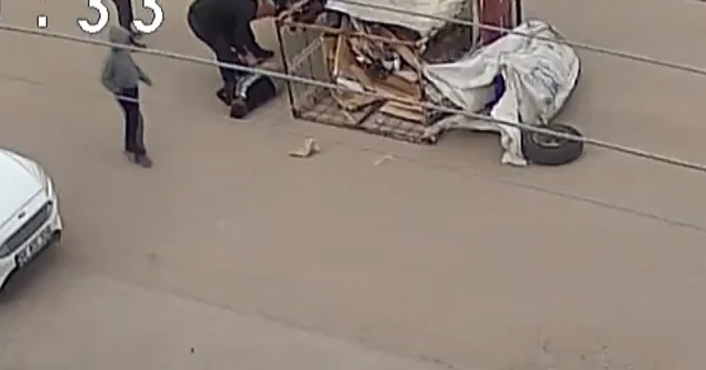 Çocuğun kullandığı elektrikli motosiklet yola devrildi, o anlar kamerada Bacakları demir kasanın altında kalan çocuk vatandaşların müdahalesiyle kurtarıldı Aksaray Haberleri