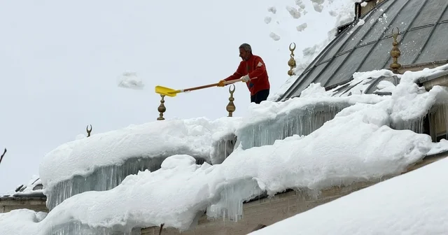 Hakkari de tehlike saçan caminin çatısı kardan temizlendi Hakkari Haberleri