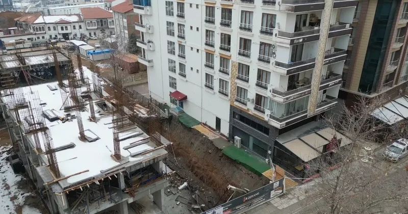 İstinat duvarı çöken bina havadan görüntülendi