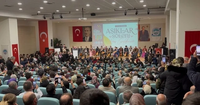 Kayseri de ozanlar kulakların pasını sildi Vatandaşlar 4. Uluslararası Aşıklar Şöleni nde salonu hıncahınç doldurdu Kayseri Haberleri