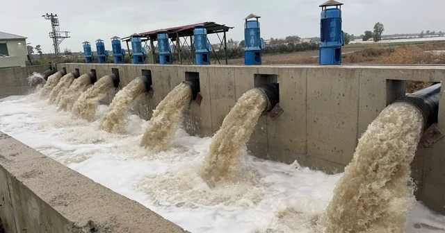 Binlerce dönüm arazi selden kurtuldu, su pompaları yağmur suyunu böyle boşalttı Mersin Haberleri