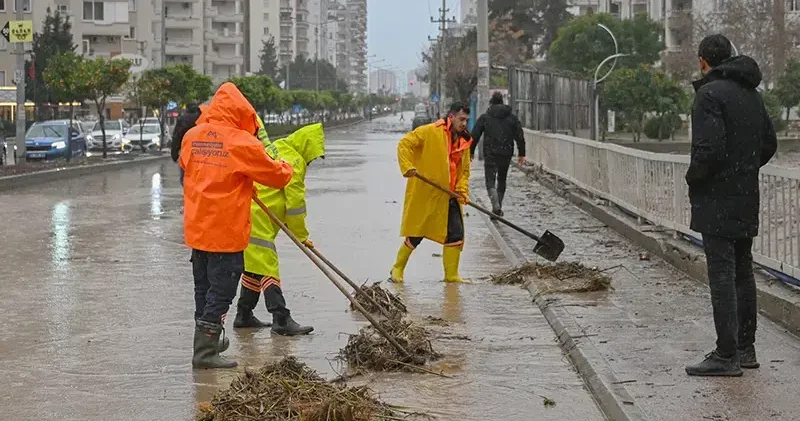 Mersin de kuvvetli yağış sonrası temizlik çalışması