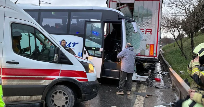 İstanbul da midibüs tıra çarptı: 13 yaralı