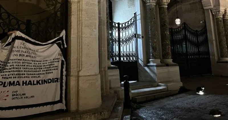 CHP’lilerden İÜ kapısına sembolik İmamoğlu diploması