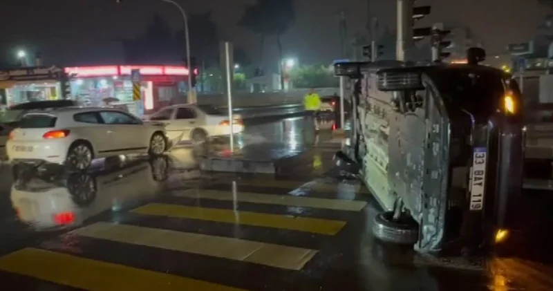 Mersin de korkutan kaza! Hafif ticari araç yan yattı: 2 kişi yaralandı